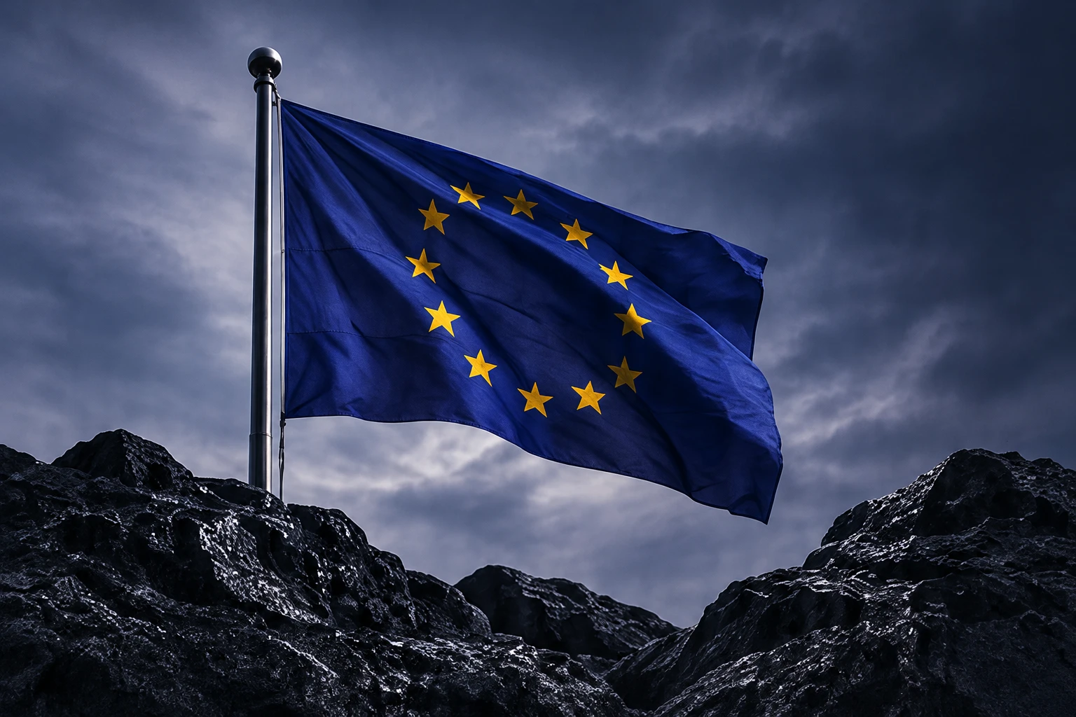 Europese vlag tegen een bewolkte lucht boven rotsachtig terrein
